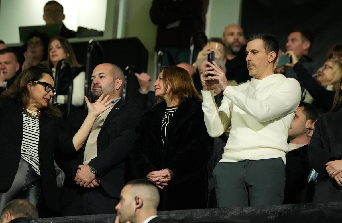 Haralabos Voulgaris plasma el ambientazo del Castellón-Deportivo con su teléfono móvil, el domingo.