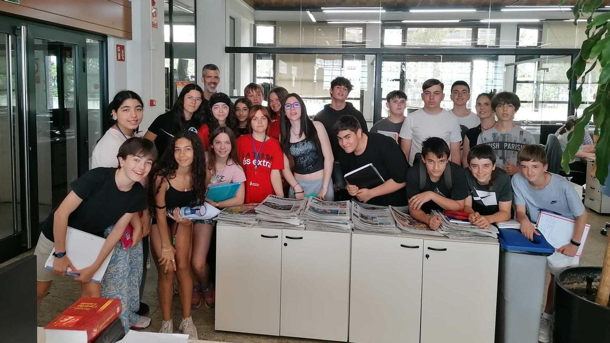 Alumnes del Guillem Catà a la redacció de Regió7