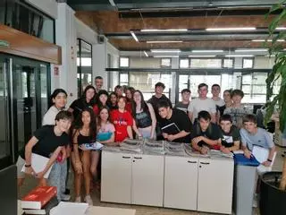Alumnes de l’institut Guillem Catà de Manresa veuen a la redacció de Regió7 com es fa un diari