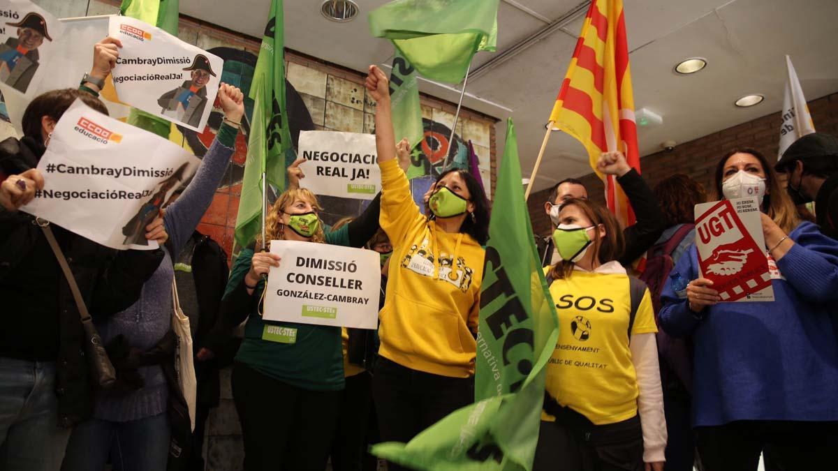 Sindicatos de maestros protestan en el Departament d'Educació