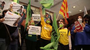 El conseller Cambray es reuneix amb els sindicalistes tancats a Educació