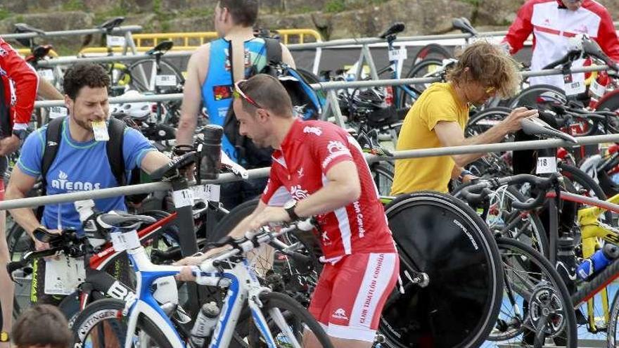 Participantes cogen sus bicicletas. // José Lores