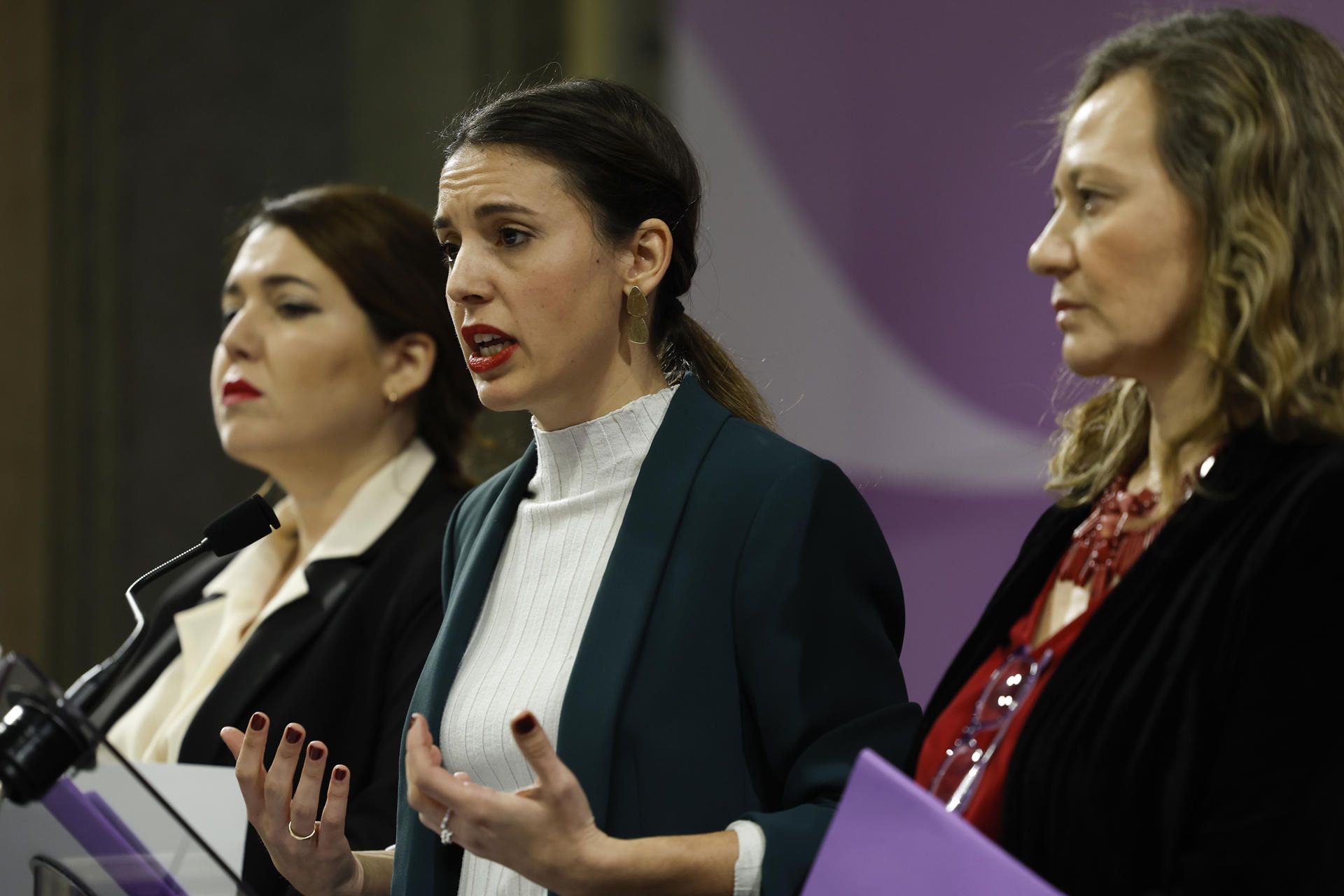 La ministra de Igualdad, Irene Montero (c), la delegada del Gobierno contra la Violencia de Género, Victoria Rosell (d) y la secretaria de Estado de Igualdad y contra la violencia de género, Ángela Rodríguez, ofrecen una rueda de prensa después de la reunión del comité de crisis para evaluar los asesinatos machistas cometidos en España en el mes de enero.