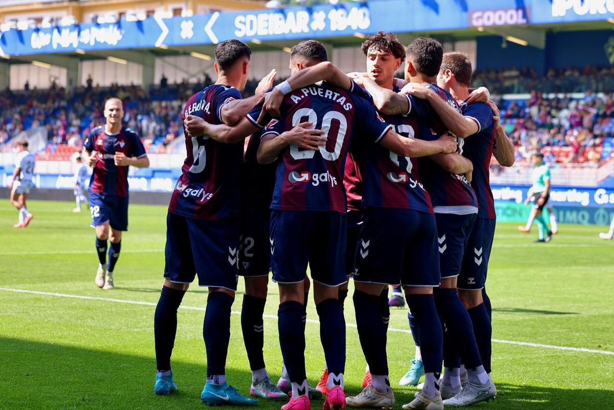 Los futbolistas del Eibar celebran uno de sus goles en la victoria de la pasada jornada ante el Burgos.