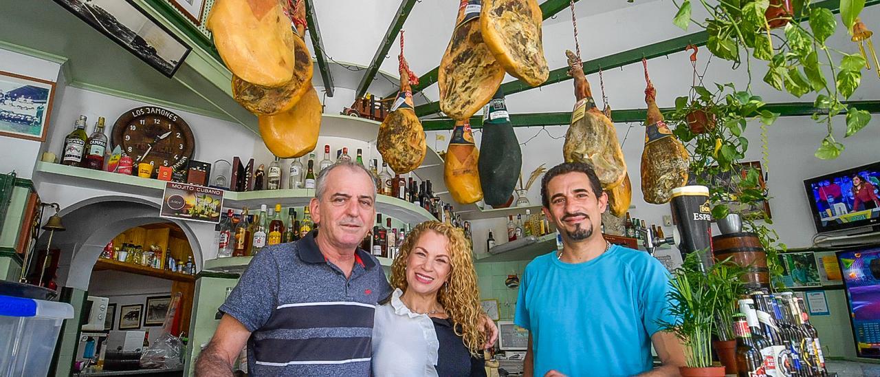 El dueño del local, Juan José Betancor, junto a su mujer, que trabaja también en el bar, y uno de sus camareros.