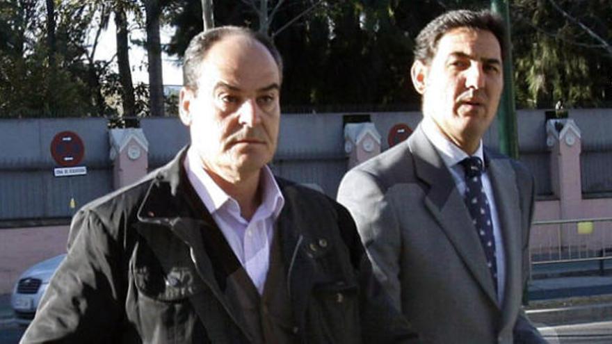 Juan Márquez, a la izquierda, ayer ante el cuartel de la Guardia Civil junto a su abogado.