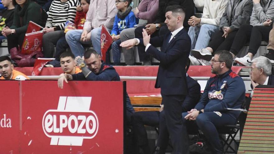 Dani Martínez, técnico de ElPozo, dando instrucciones. | ISRAEL SÁNCHEZ