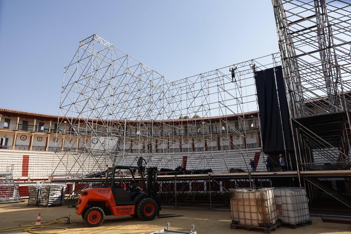 Montaje del espectáculode Rozalén, en 2025, en la plaza de toros de Cáceres.