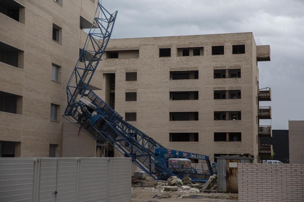 Una grua de grans dimensions es desploma en un bloc en construcció a Salt