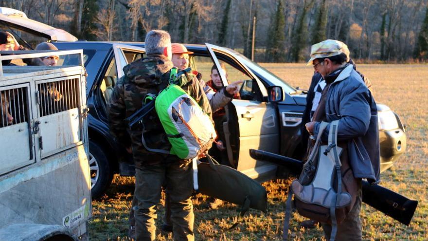 Imatge d&#039;arxiu d&#039;uns caçadors a punt de sortir a la batuda de senglars