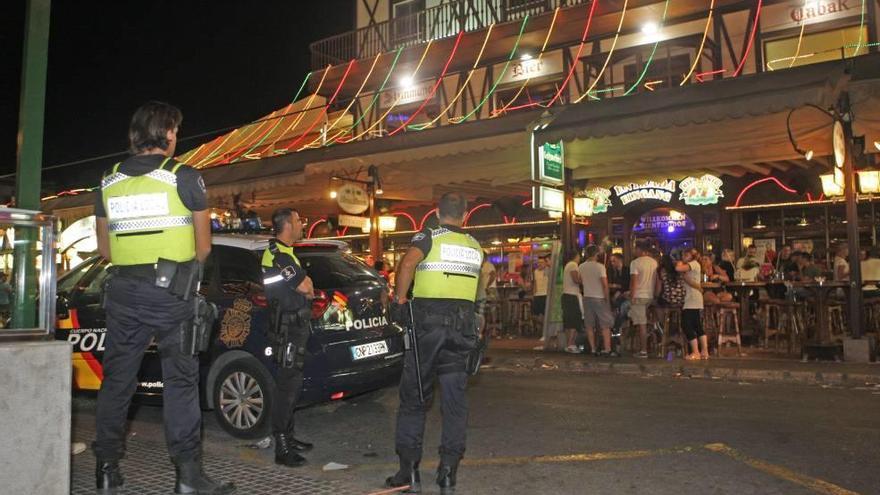 Policías locales durante una intervención en la Playa de Palma.