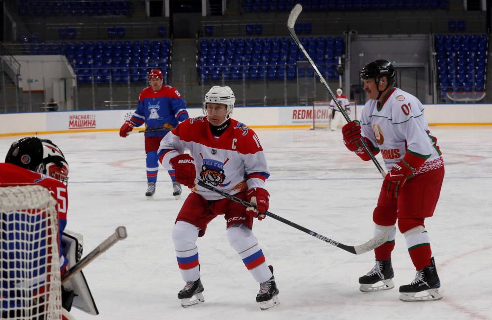 Putin disputa un partido de hockey hielo con el presidente de Bielorrusia.