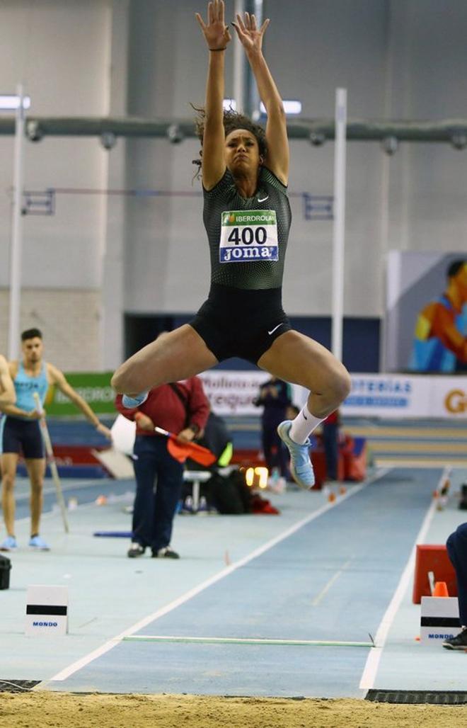 La atleta María Vicente durante la prueba de salto de longitud en el pentatlón del campeonato de España de atletismo disputado hoy en Antequera, Málaga.