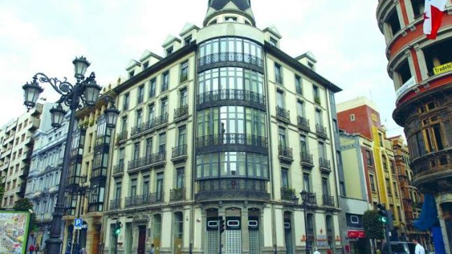 Edificio de Oviedo, en la esquina de las calles Uría y Fray Ceferino, en la que vivió Rafael de Zamora y Pérez Urría.