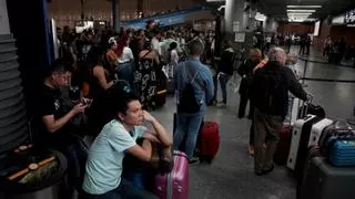 Caos en las vías, la tormenta deja bloqueados a centenares de viajeros en Atocha: “Nos han dejado tirados en Madrid”