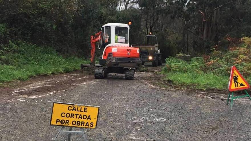 Las obras en el camino de Vega, iniciadas ayer, para asfaltar y ensanchar esta conexión entre el camping y la carretera nacional 632.