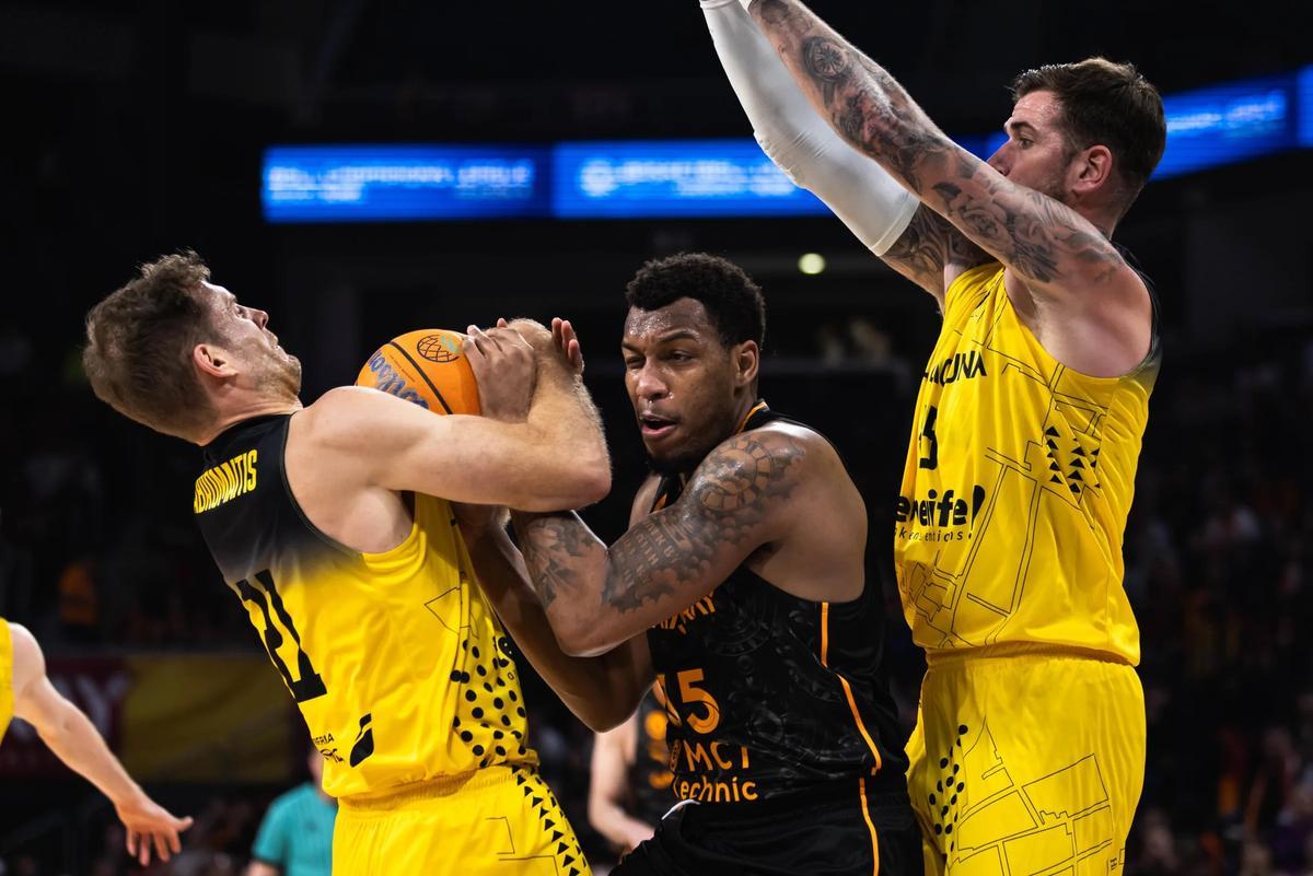 Abromaitis y Guerra pelena por un balón con White.