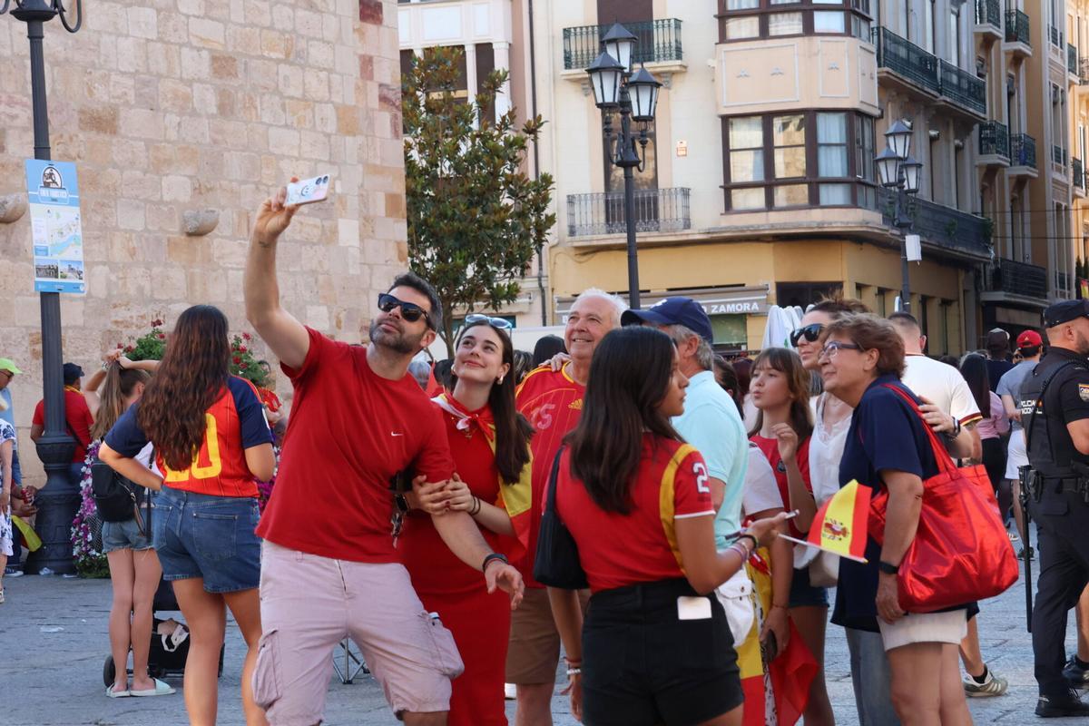 Final del Mundial de fútbol - Aficionados de la selección española ven la final en la Plaza Mayor