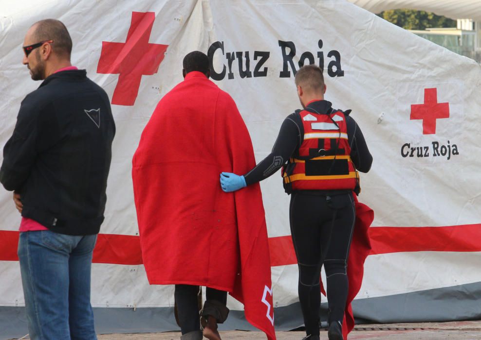 Los ocupantes de la embarcación, localizada a 40 millas de la costa, han sido trasladados a tierra por la Salvamar Anitak de Salvamento Marítimo