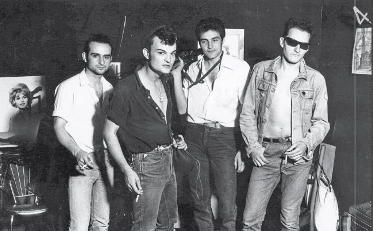 Víctor Jiménez, Mauricio Aznar, Mariano Ballesteros y Miguel Mata, en su local del barrio de Sementales.