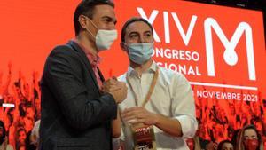 El secretario general del PSOE y presidente del Gobierno, Pedro Sánchez, junto al nuevo líder de los socialistas madrileños, Juan Lobato, en la apertura del XIV Congreso Regional, este 13 de noviembre de 2021 en Ifema, en la capital.