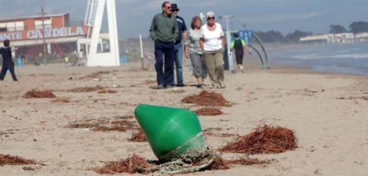 El mar se come diez metros de playa en Elche