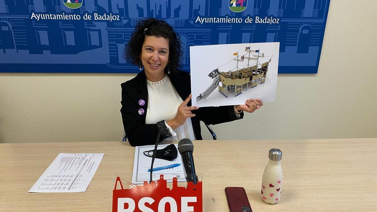 La concejala socialista Silvia González, ayer en rueda de prensa con un boceto del barco pirata.