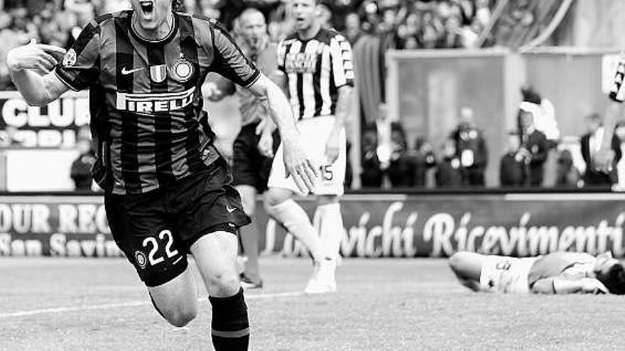 Diego Milito celebra el gol ante el Siena que le valió al Inter su quinto «Scudetto» consecutivo.