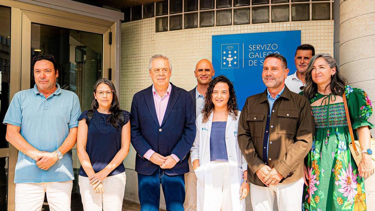 El conselleiro con otras autoridades del Sergas y municipales, así como la responsable del centro de salud.