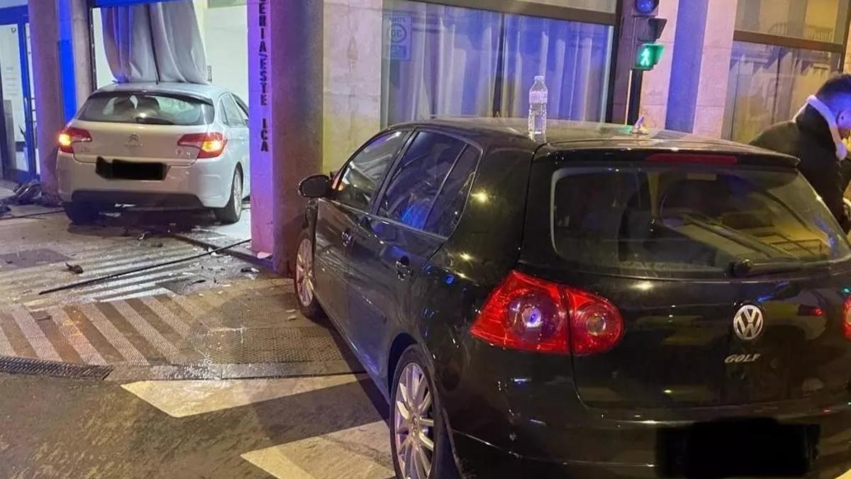 Coche empotrado en una peluquería en Figueres