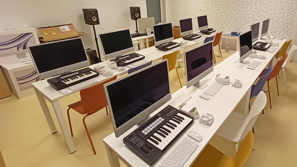Sala cursos de producción musical en la Escuela de Música de Santa Eulalia