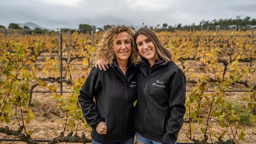 D’esquerra a dreta, Carme Casacuberta i Carlota Pena, propietàries de Vinyes d’Olivardots. | VINYES D’OLIVARDOTS