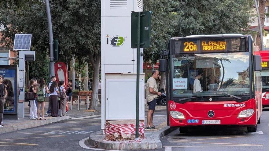 "Lleva más de 15 minutos de retraso y aún no ha pasado": la huelga de autobuses pilla descolocados a los usuarios en la primera jornada de paros en Murcia