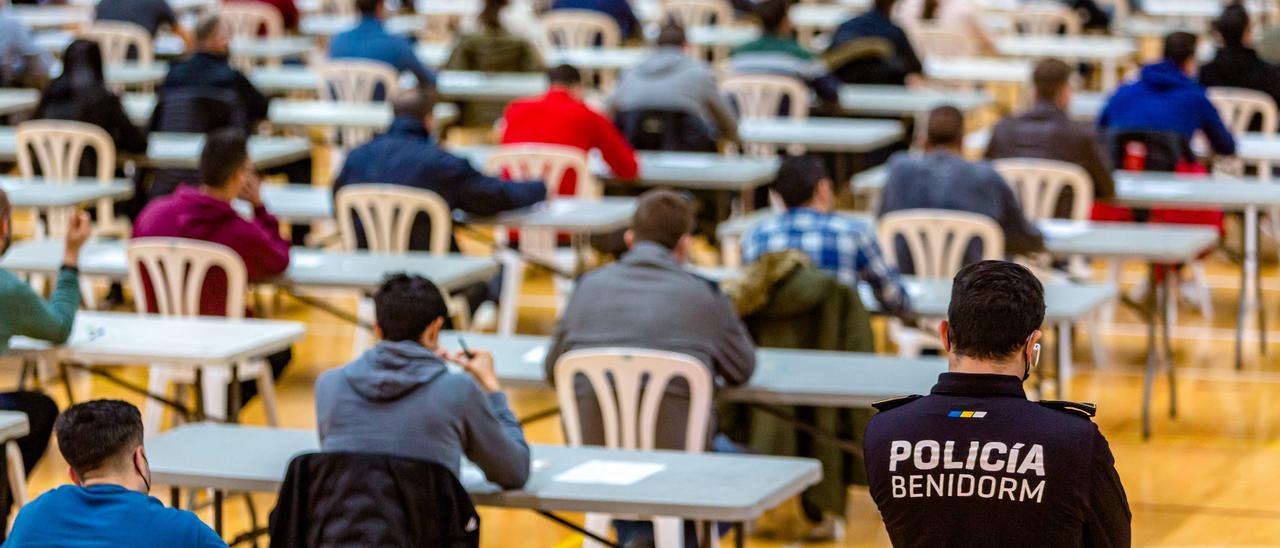 Aspirantes a obtener una plaza de policía local realizan un examen en el Palau d&#039;Esports de Benidorm, en imagen de archivo.