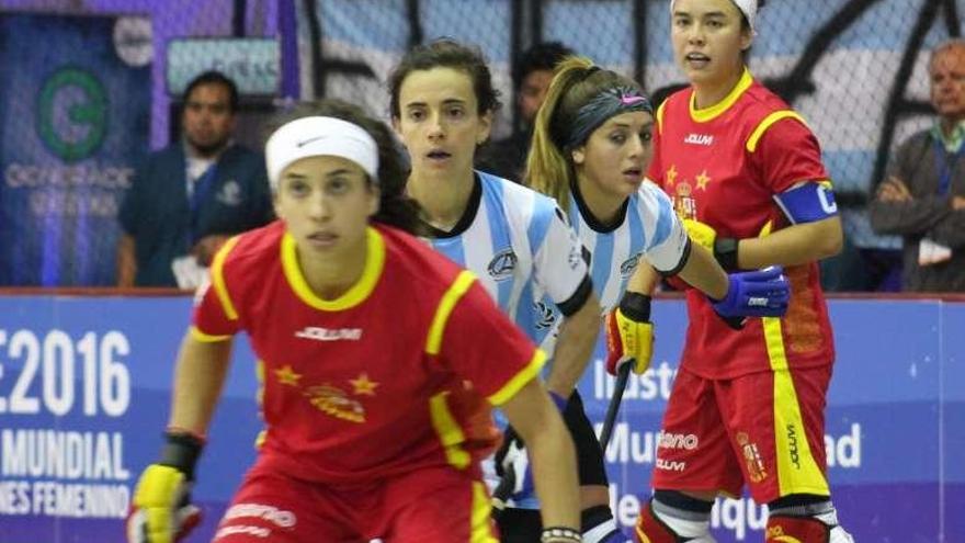 Las asturianas Sara González, en primer término, y Natasha Lee, en la semifinal contra Argentina.