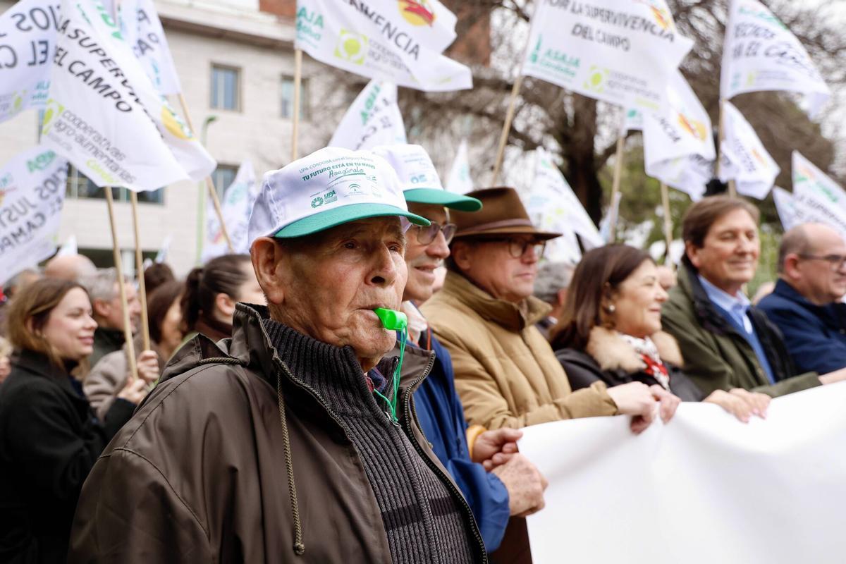 Protesta en la puerta de la Subdelegación de agricultores.