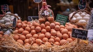 Puesto especializado en venta de huevos en el Mercado del Ninot de Barcelona.
