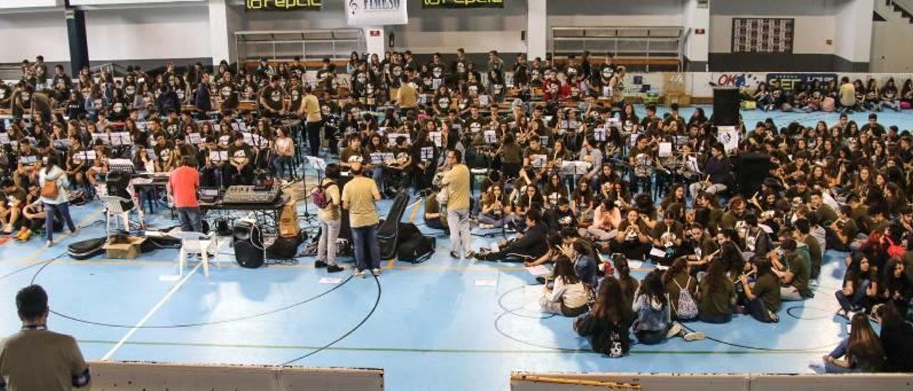 Multitud de alumnos participando en el festival que tuvo lugar en uno de los pabellones del polideportivo Francisco Laporta de Alcoy.