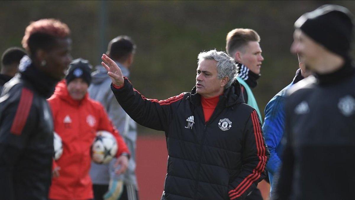 Jose Mourinho da instrucciones a sus jugadores en la ciudad deportiva de Carrington