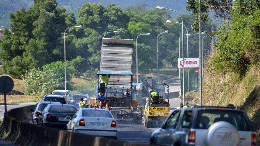 El tráfico de entrada a la ciudad desde Vilagarcía se vio ralentizado por estas obras en O Vao. // G. Santos