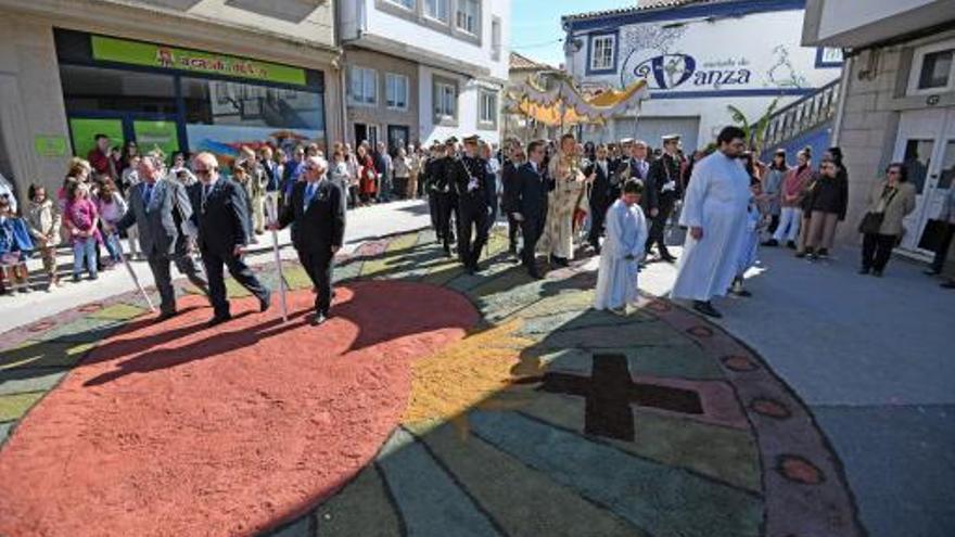 Un manto de flores recibió a la procesión pascual.