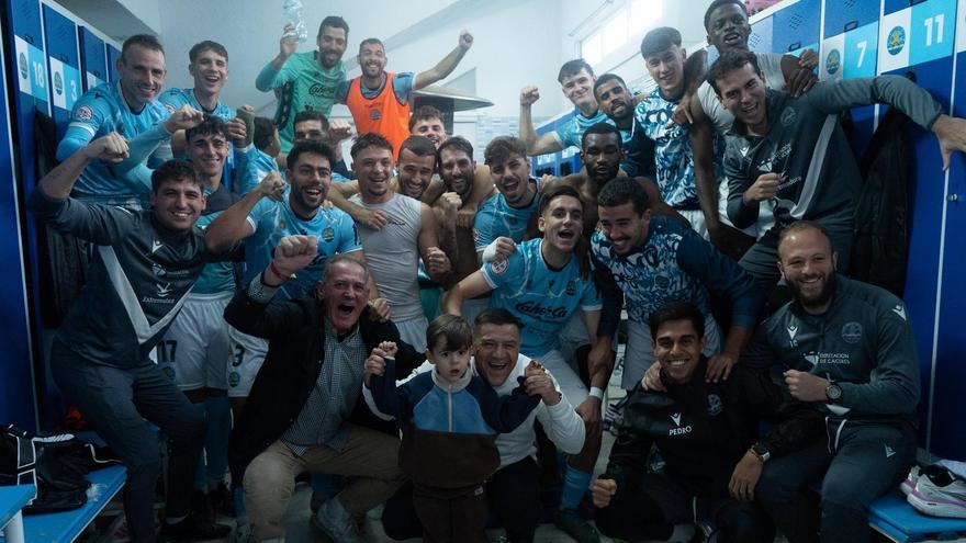 La plantilla del Coria celebra en el vestuario de La Isla la victoria ante el Tenerife B.