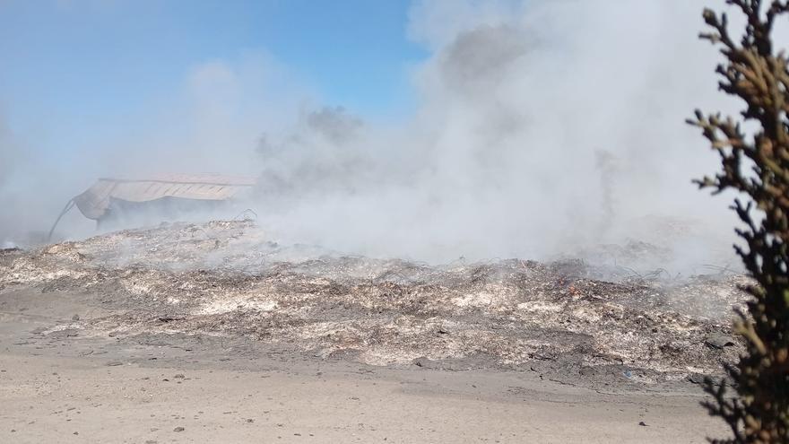 Alerta en Requena por el riesgo de que el incendio del vertedero contamine también el acuífero y el río