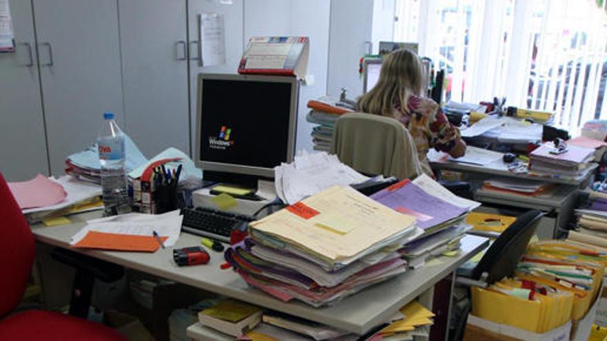 Un oficina pública, durante una jornada de trabajo.