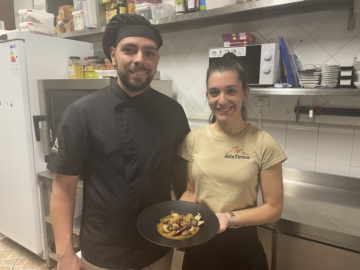 Omar y Rita, del restaurante Atis Tirma con el plato de caracoles