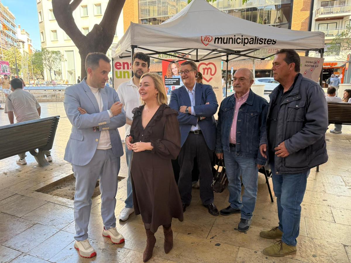 La vicepresidenta de la Diputación, Natàlia Enguix, en la mesa de recogida de firmas para rebajar el listón electoral al 3% en el centro de València.