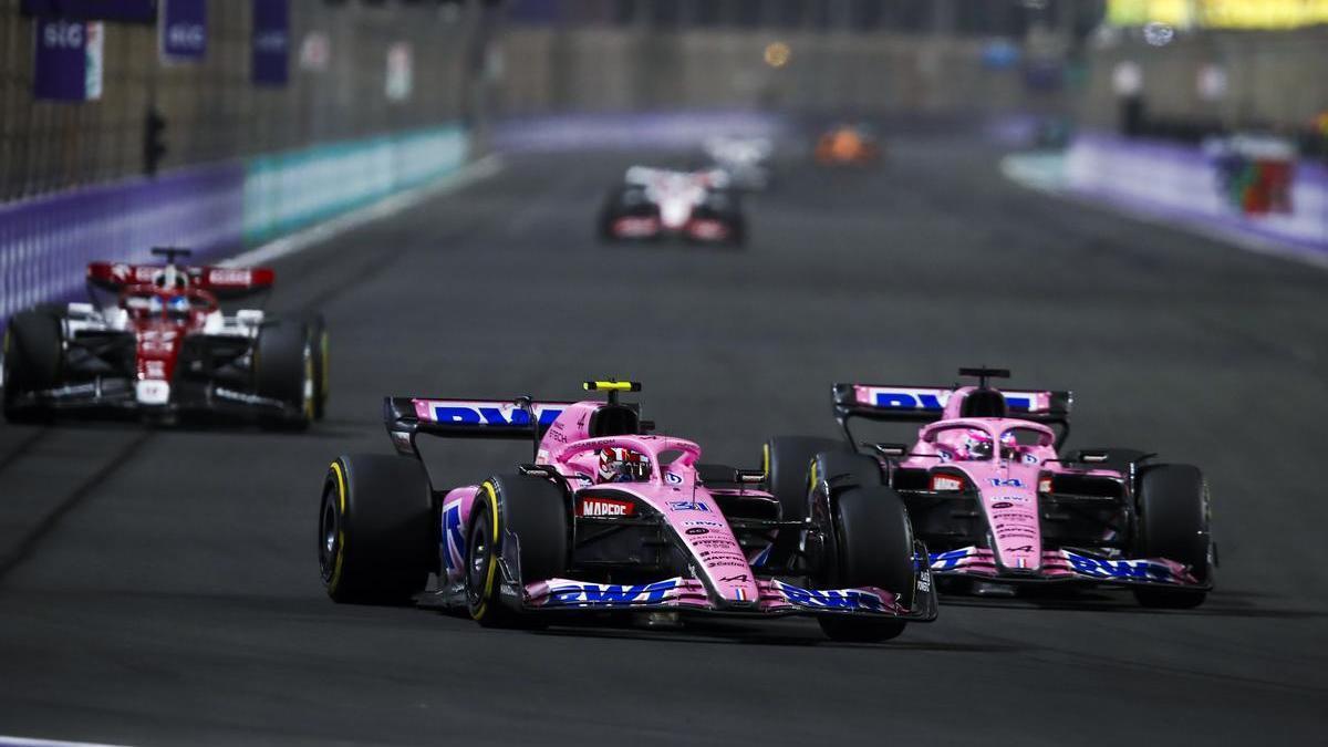 Fernando Alonso y Esteban Ocon vivieron momentos de mucha tensión en la pista.