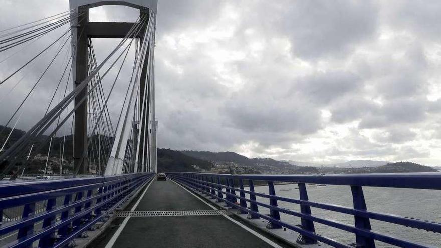 Carril de ampliación en el puente de Rande en sentido de O Morrazo a Vigo. // José Lores