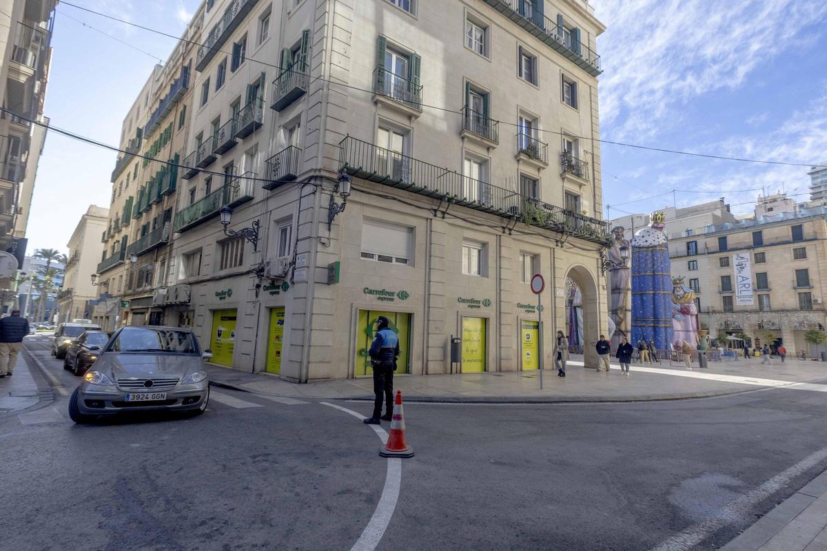 Nueva señalización que advierte del cierre al tráfico a la plaza del Ayuntamiento