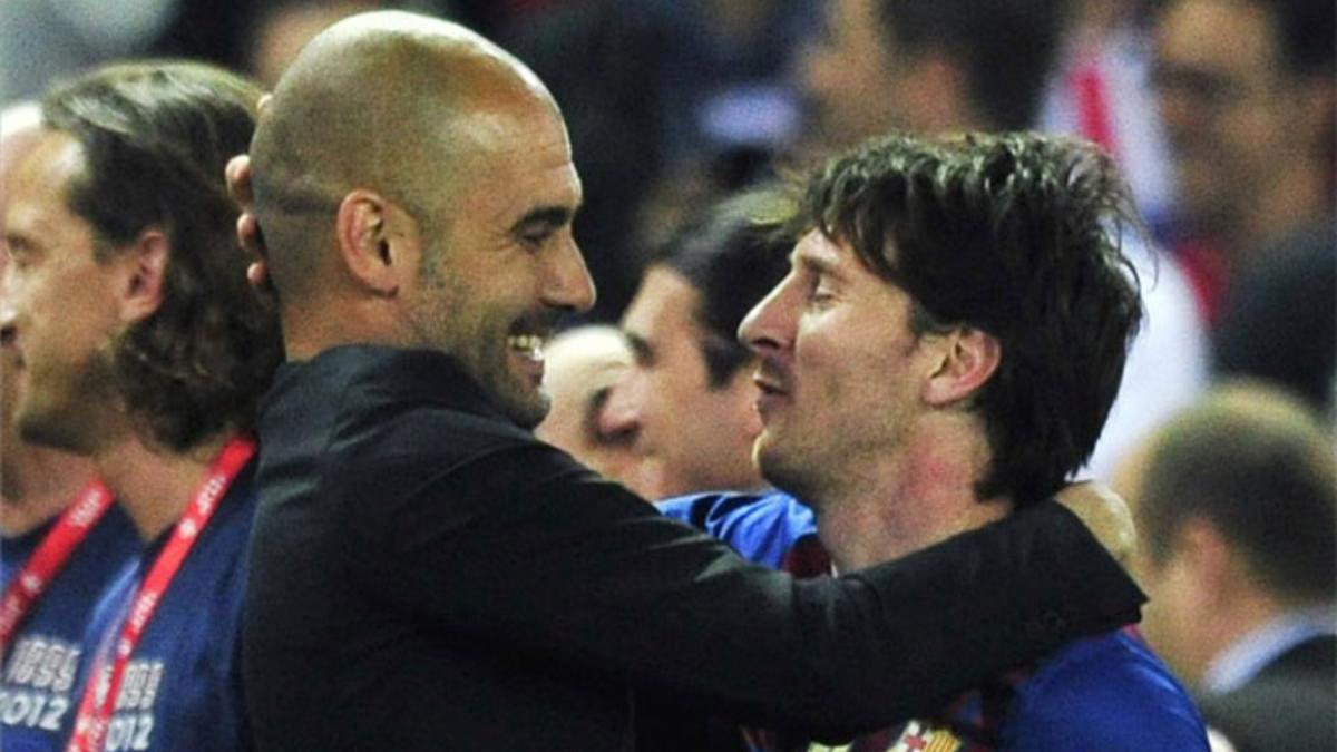 Guardiola y Messi se abrazan